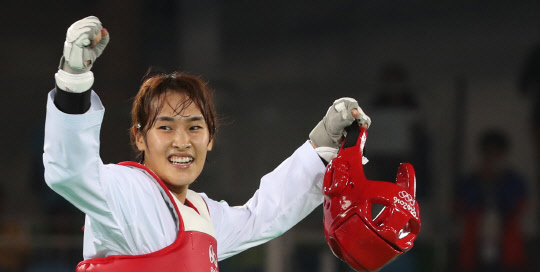 한국 여자 태권도 대표팀의 김소희가 17일 오후(현지시간) 브라질 리우데자네이루 올림픽파크 카리오카 아레나3에서 열린 2016 리우올림픽 태권도 여자 49㎏급 결승에서 금메달을 차지한 뒤 환호하고 있다. 사진=연합뉴스
